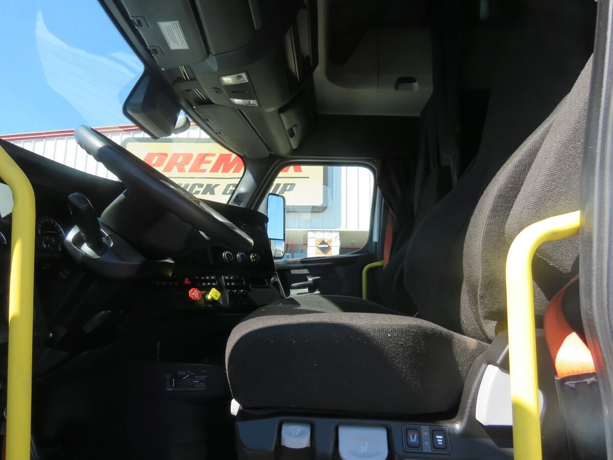 2024 Freightliner Cascadia - image 13