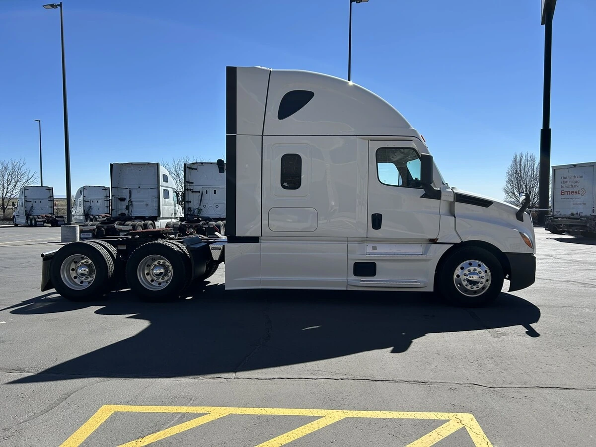 2022 Freightliner Cascadia - image 5