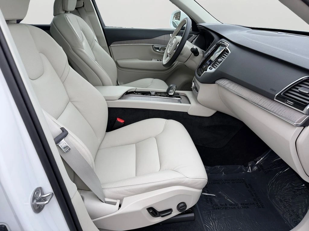 2025 Volvo - image 7