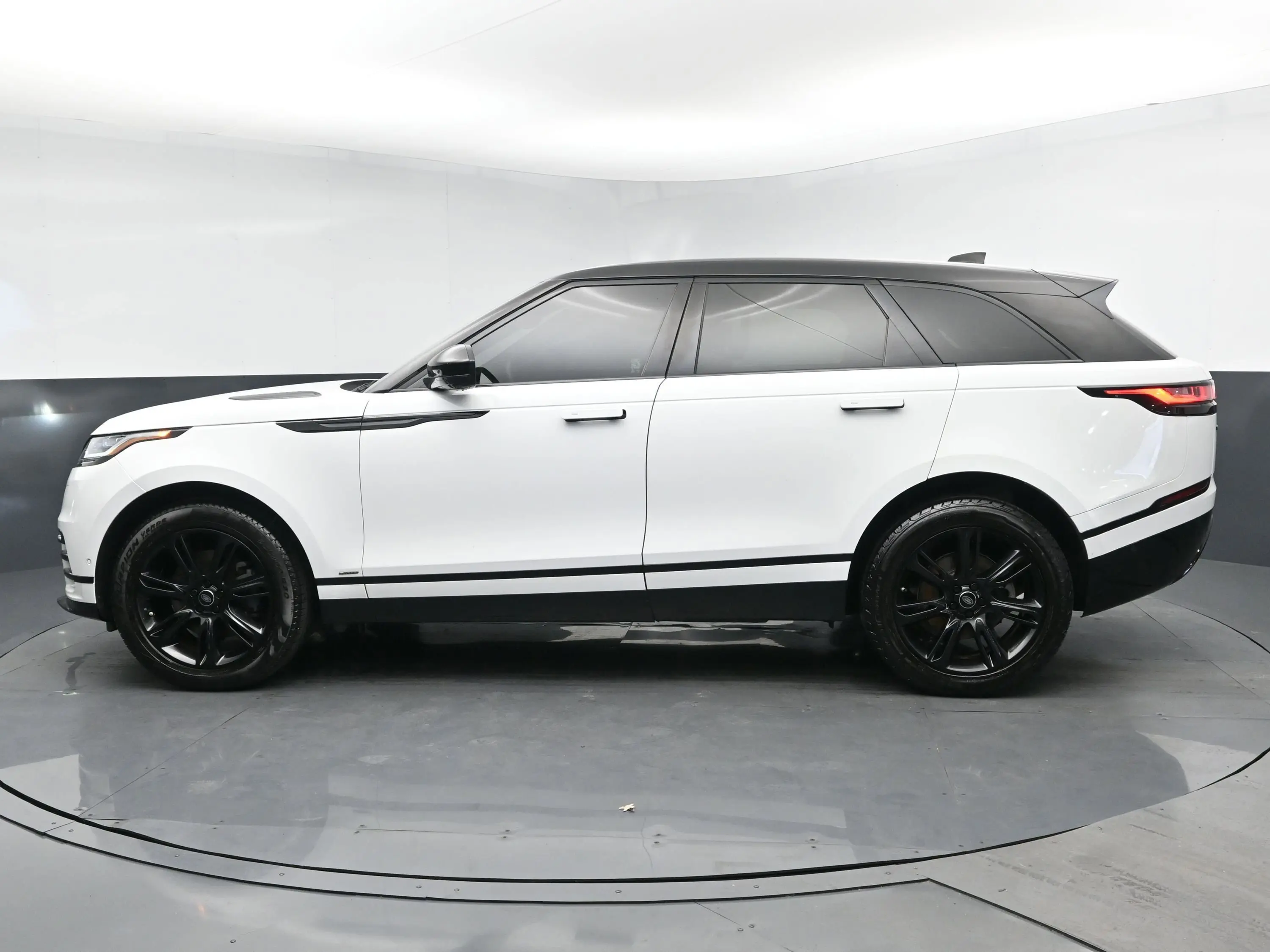2021 Land Rover Range Rover Velar photo 3