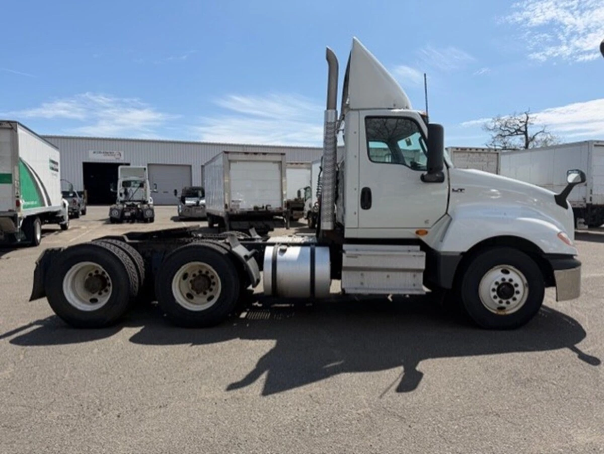 2020 International LT in Warwick, RI — photo 2
