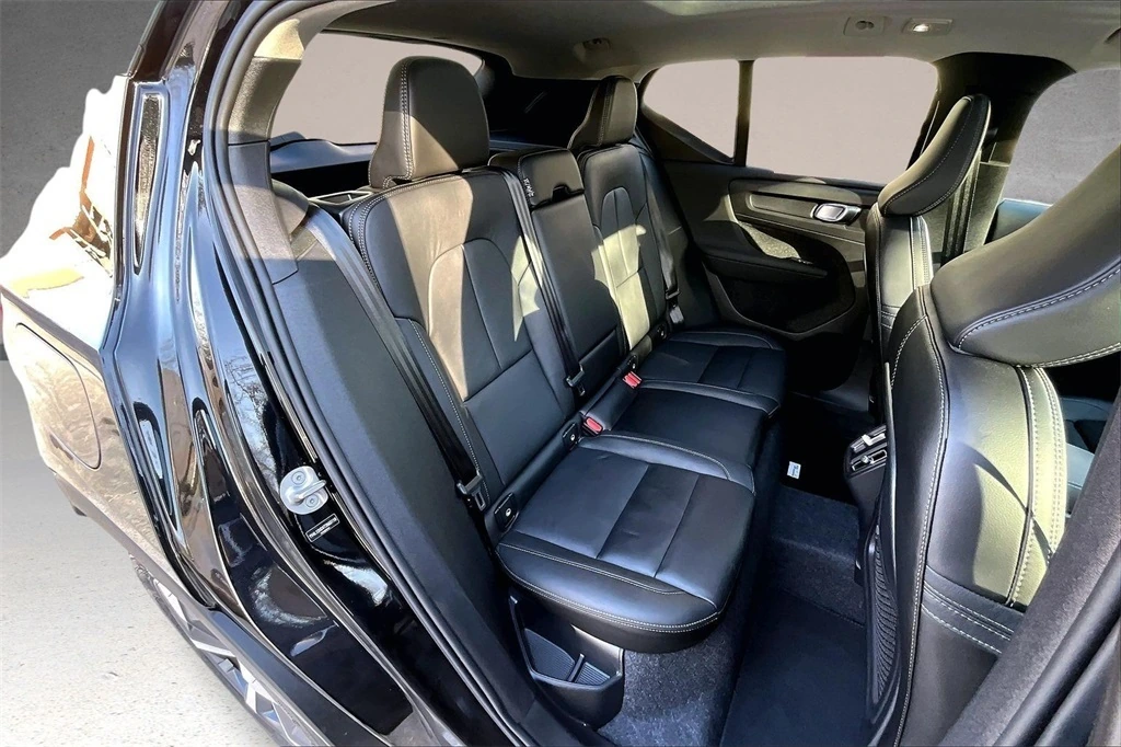 2026 Volvo - image 24