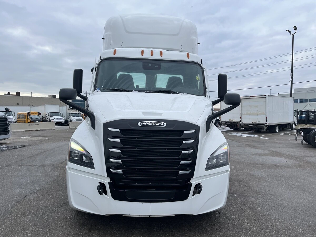 2024 Freightliner eCascadia in Mississauga, ON — photo 2