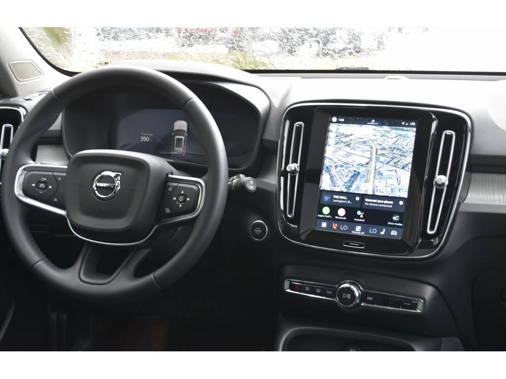 2025 Volvo - image 15