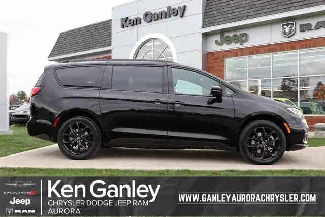 2026 Chrysler Pacifica Limited's photo