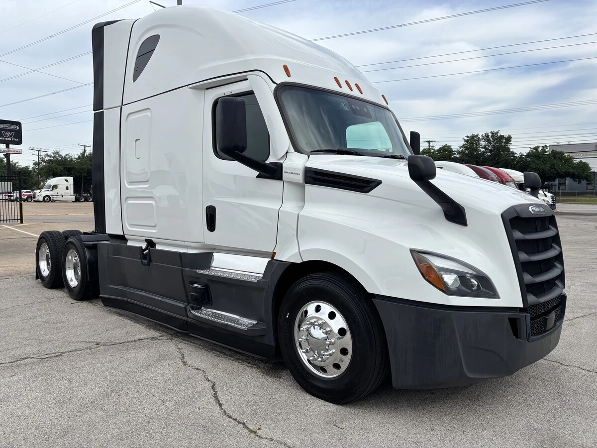 2025 Freightliner Cascadia - image 3