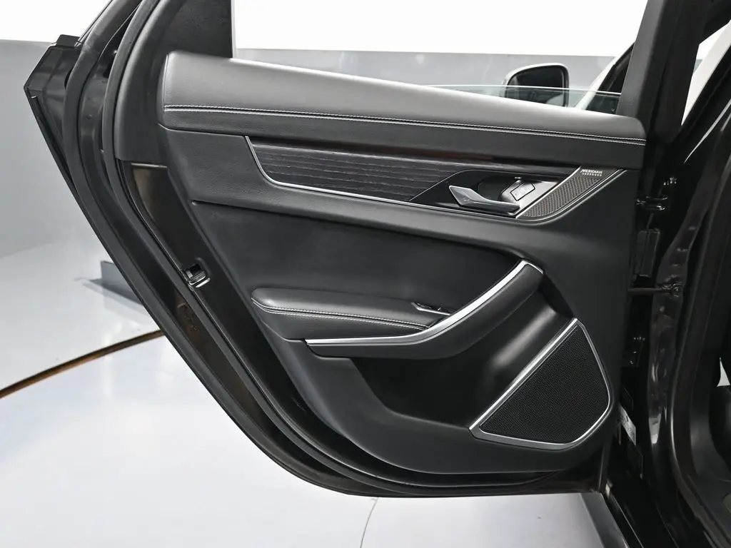 2022 Jaguar XF R-Dynamic SE photo 38