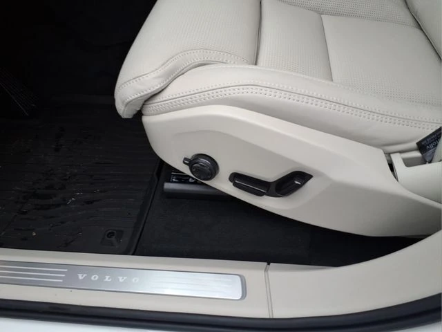 2026 Volvo - image 13