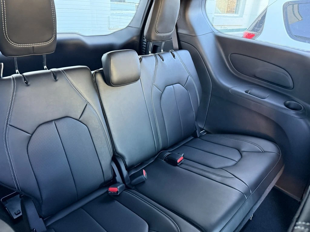 2026 Chrysler Pacifica Select - Photo 10