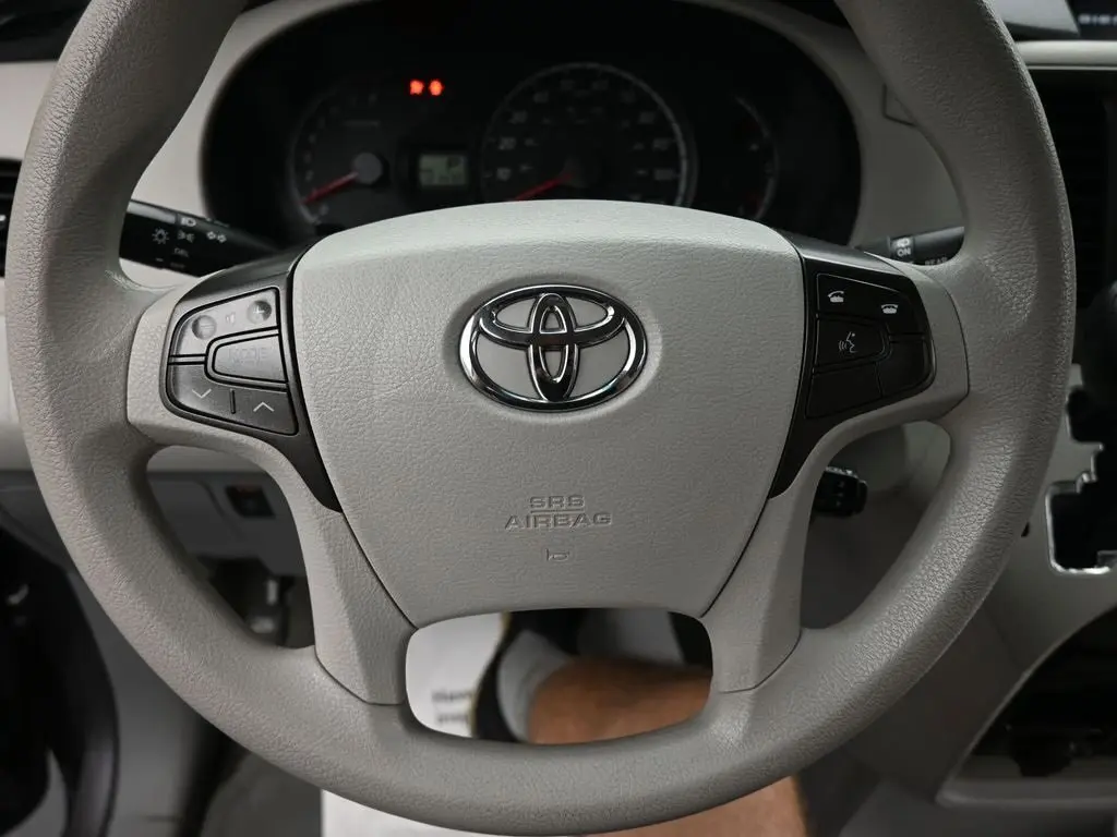 2014 Toyota Sienna LE photo 20