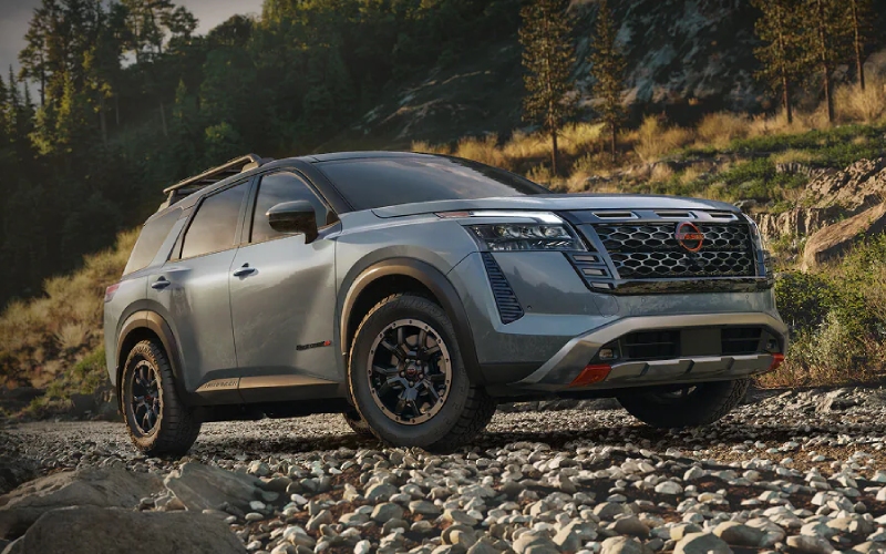 Can the 2026 Nissan Pathfinder fit three car seats and still access the third row near Steubenville, OH?