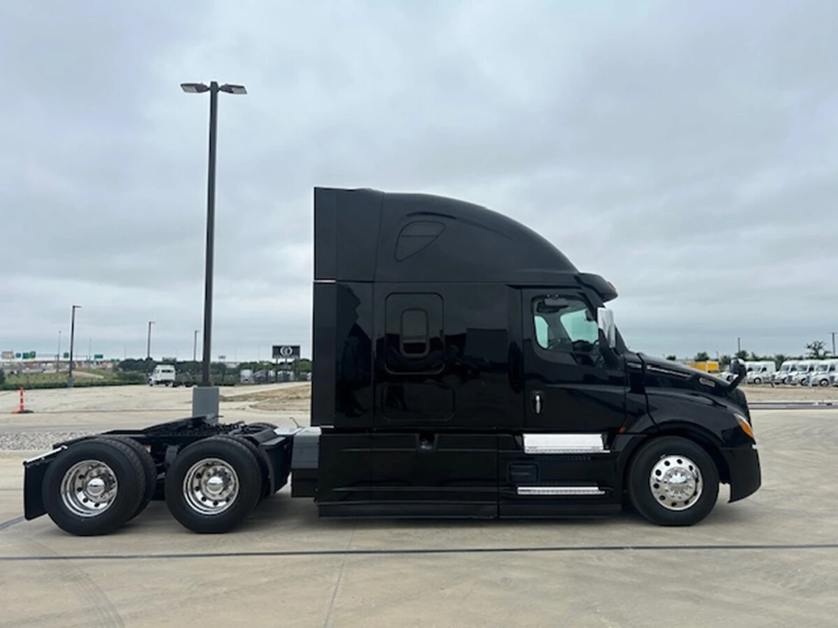 2022 Freightliner Cascadia — photo 7