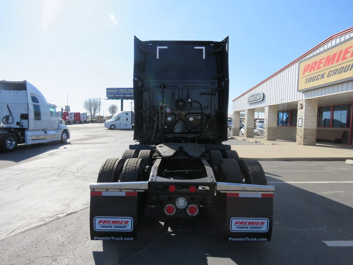 2022 Freightliner Cascadia - image 5