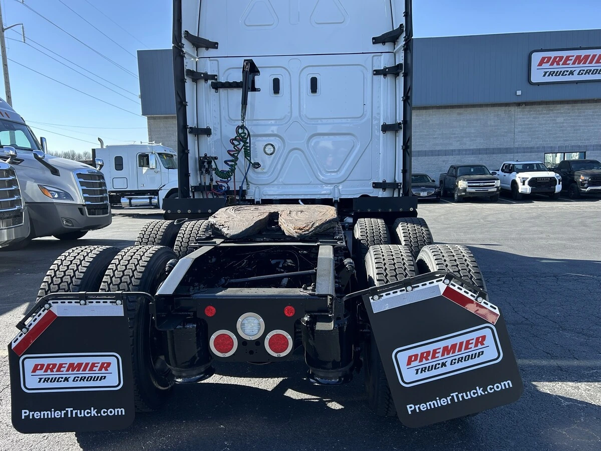 2024 Freightliner Cascadia - image 5