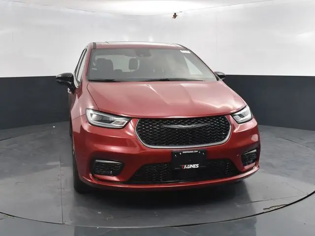 2026 Chrysler Pacifica photo 2
