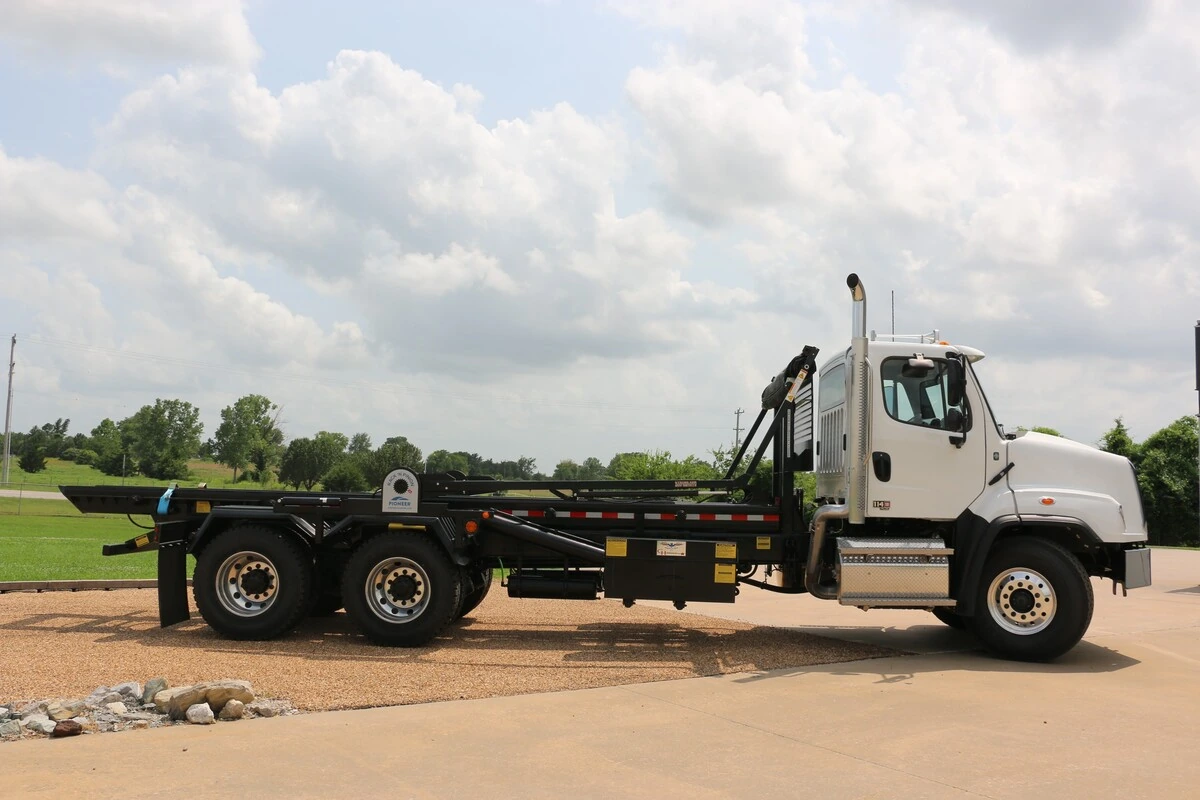 2027 Freightliner 114SD — photo 4