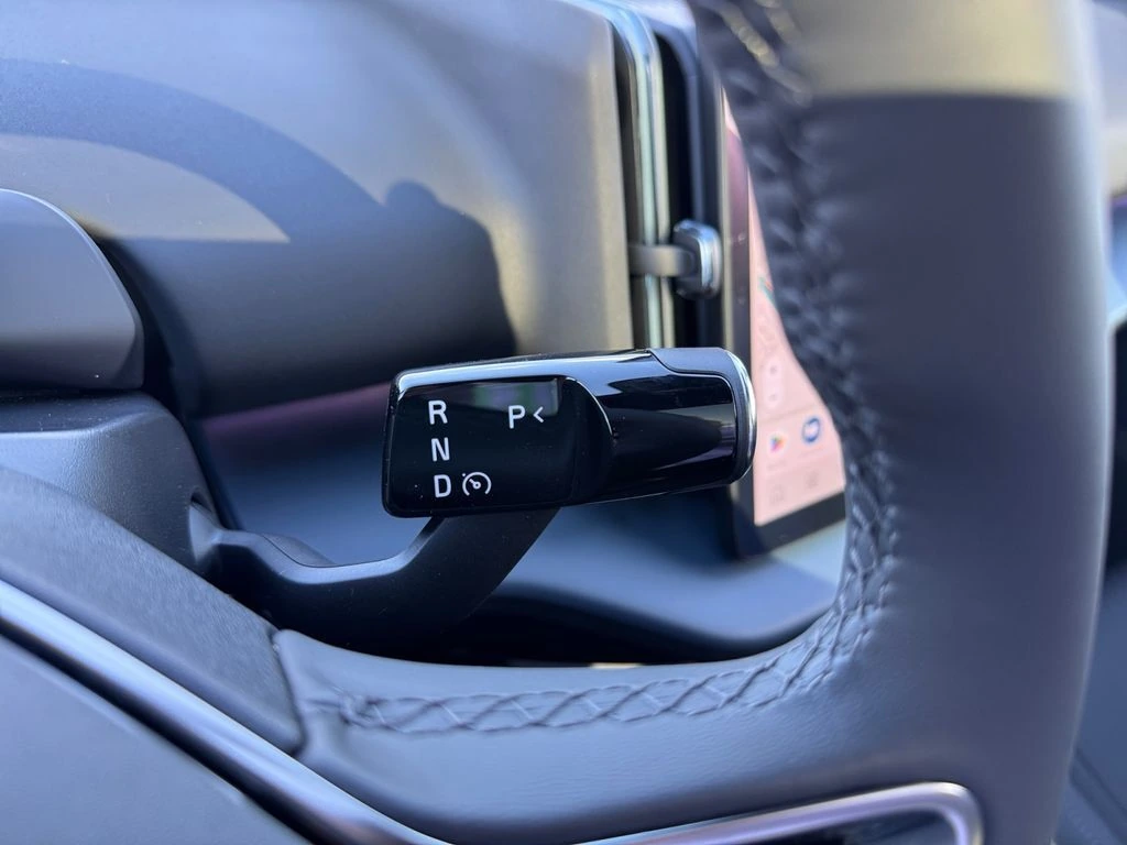 2025 Volvo - image 23