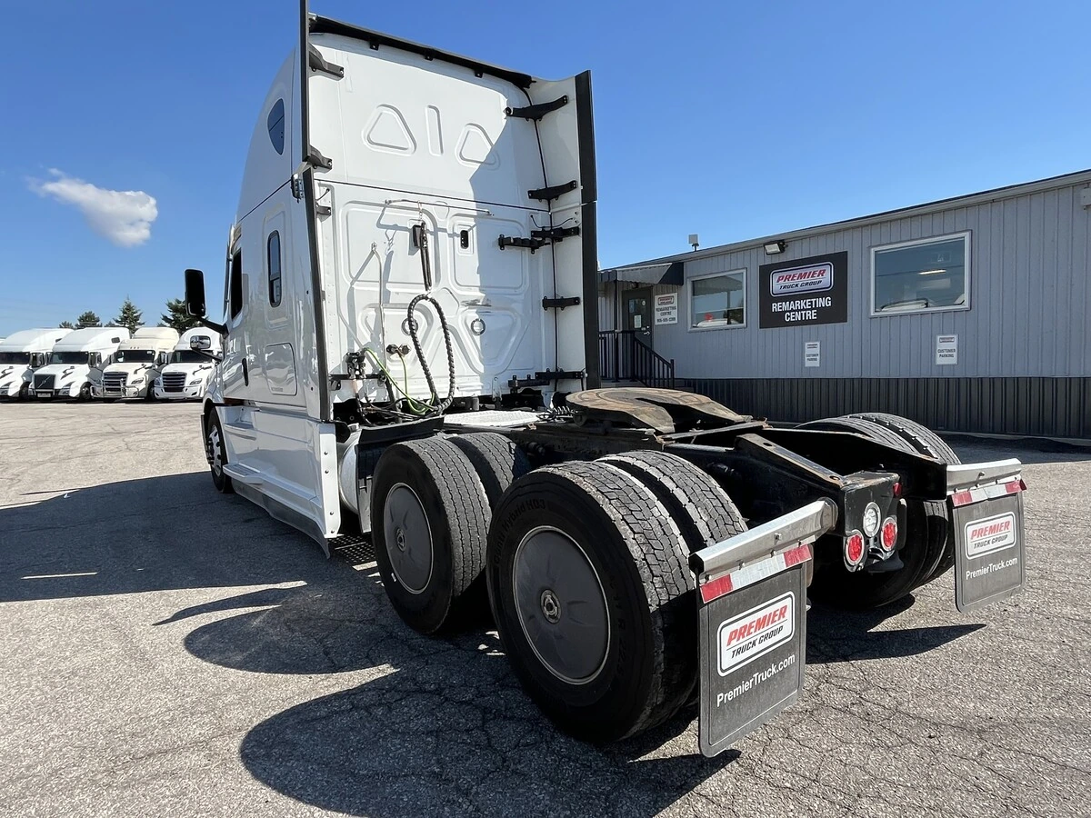 2022 Freightliner Cascadia - image 12