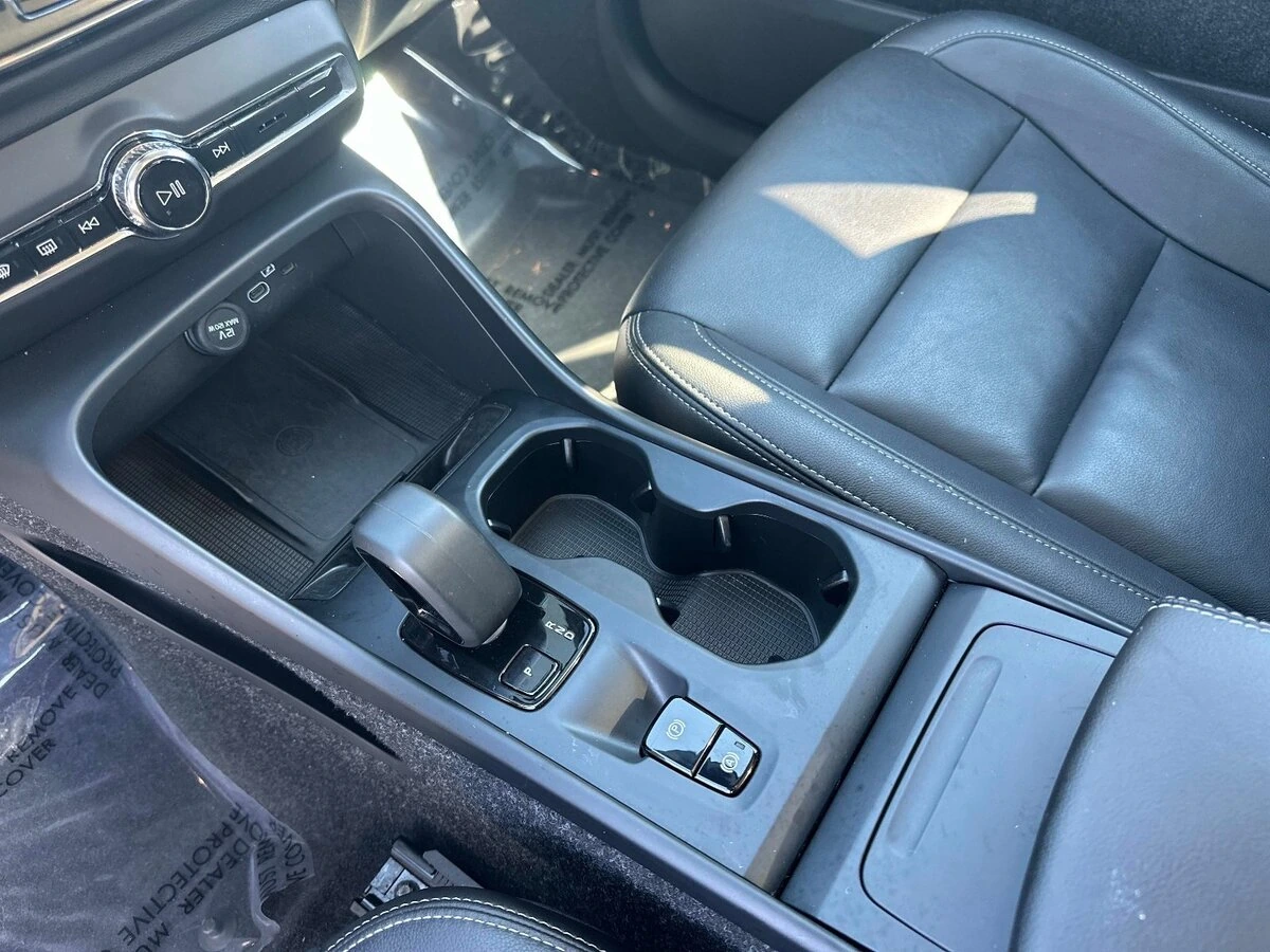 2025 Volvo - image 23