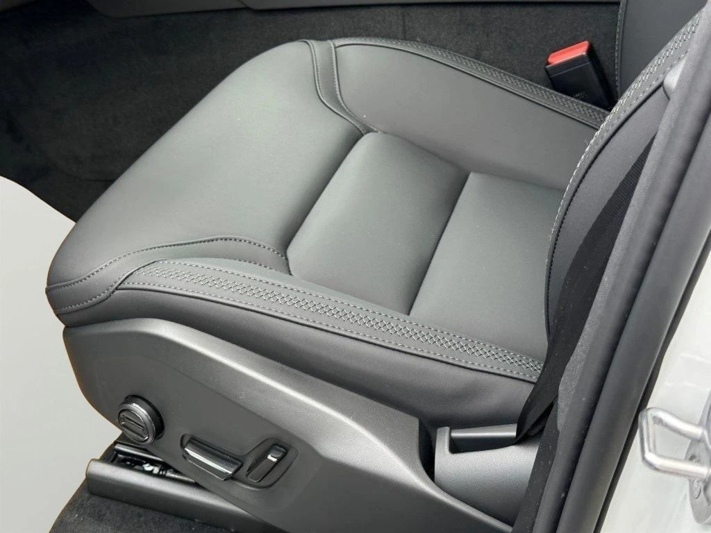 2025 Volvo - image 20