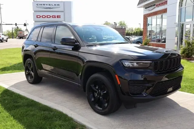 Used 2023 Jeep Grand Cherokee Altitude with VIN 1C4RJHAG6P8704939 for sale in Aurora, OH