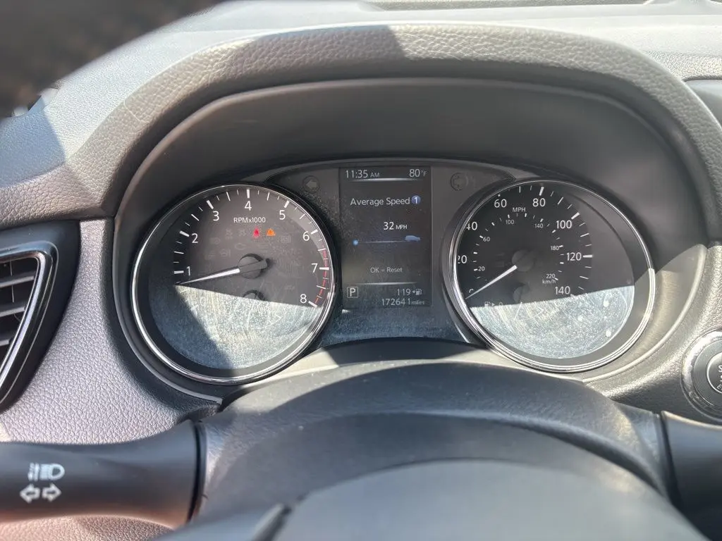 2017 Nissan Rogue SV photo 17