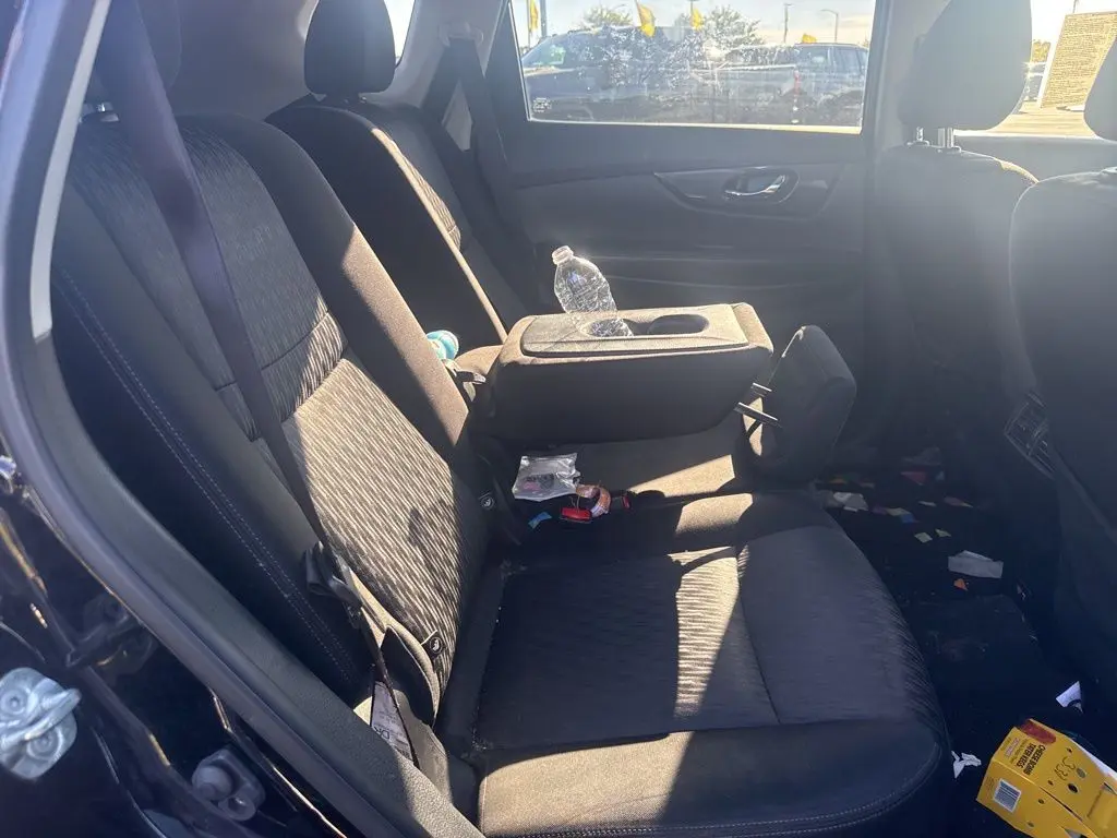 2020 Nissan Rogue SV photo 16