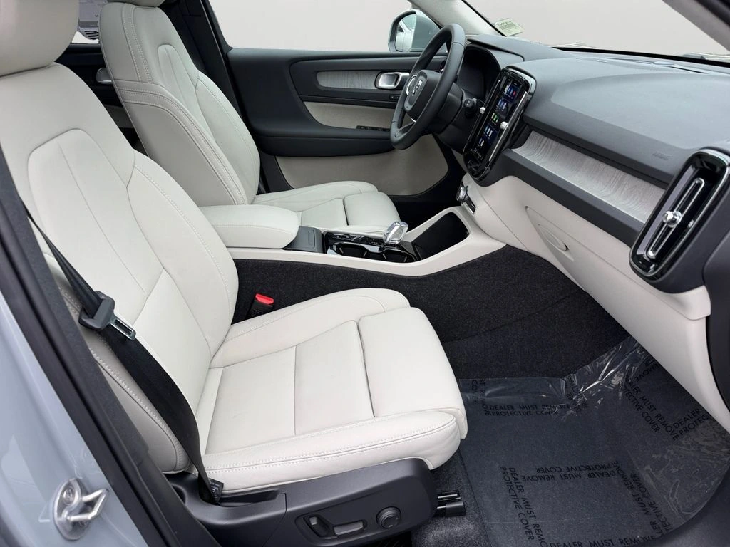 2025 Volvo - image 8