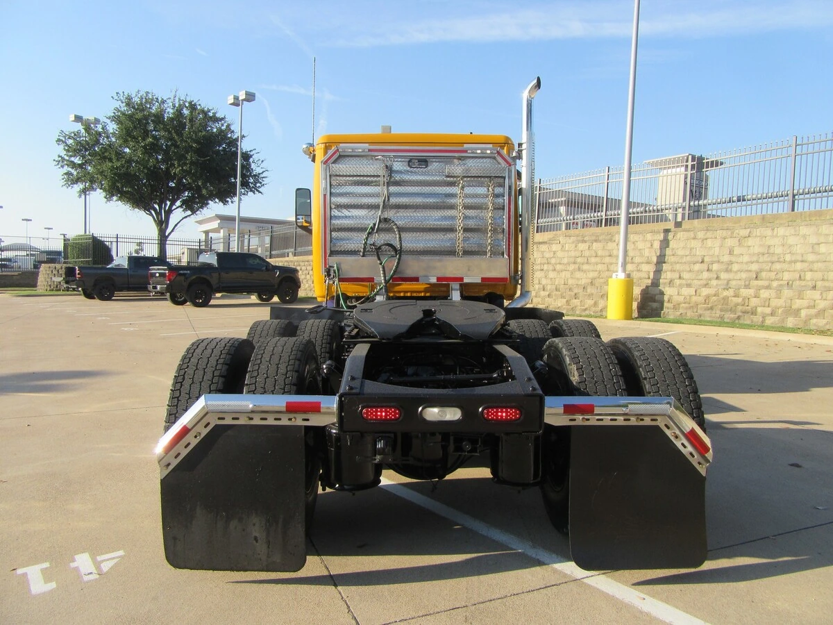 2025 Freightliner Cascadia — photo 8
