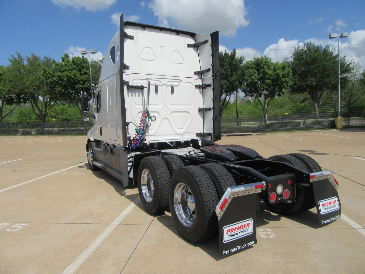 2023 Freightliner Cascadia - image 3
