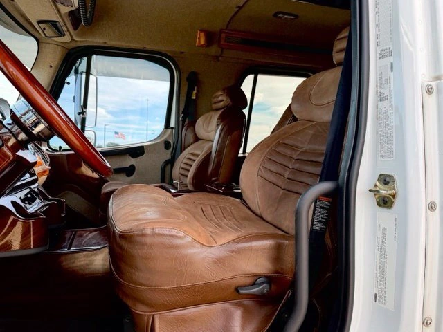 2006 Freightliner eM2 — photo 8