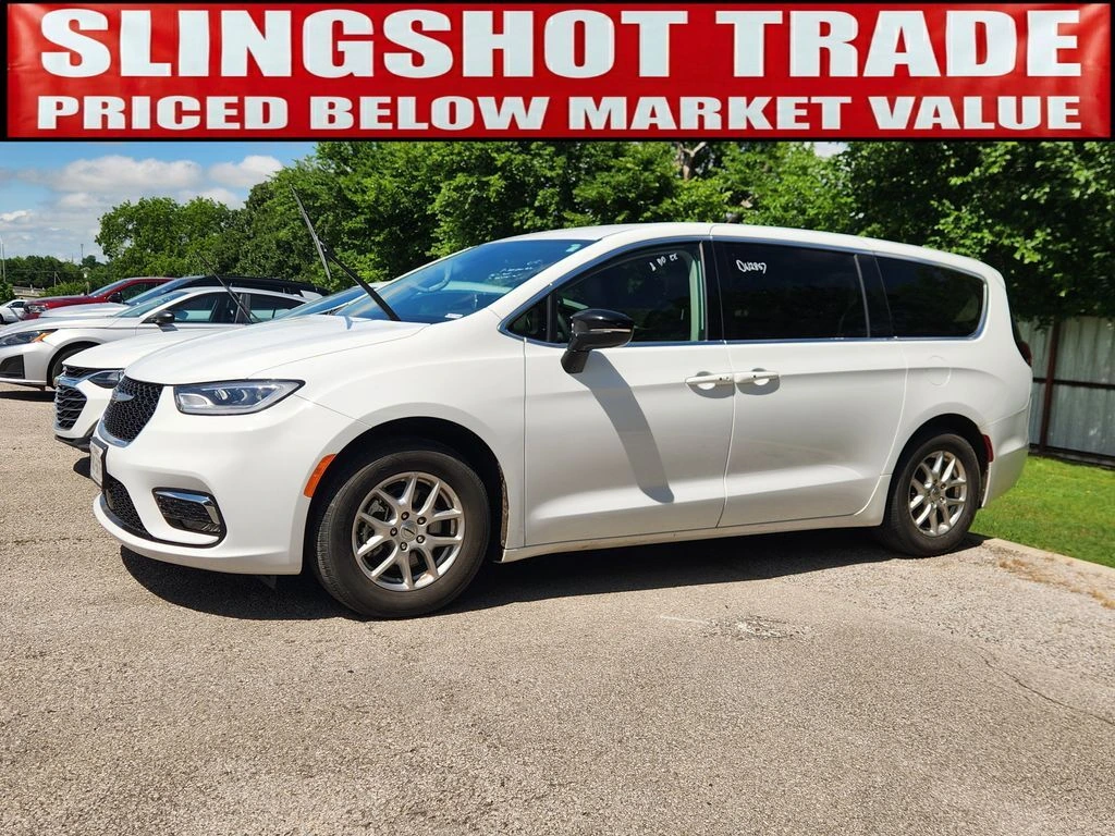 2024 Chrysler Pacifica Touring L's photo