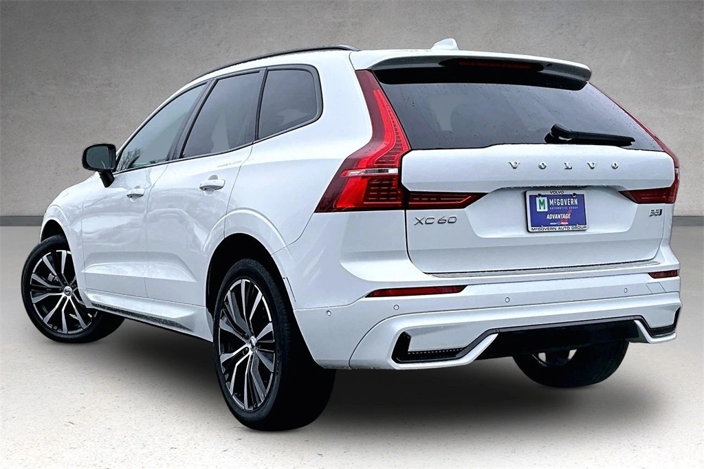 2023 Volvo - image 4