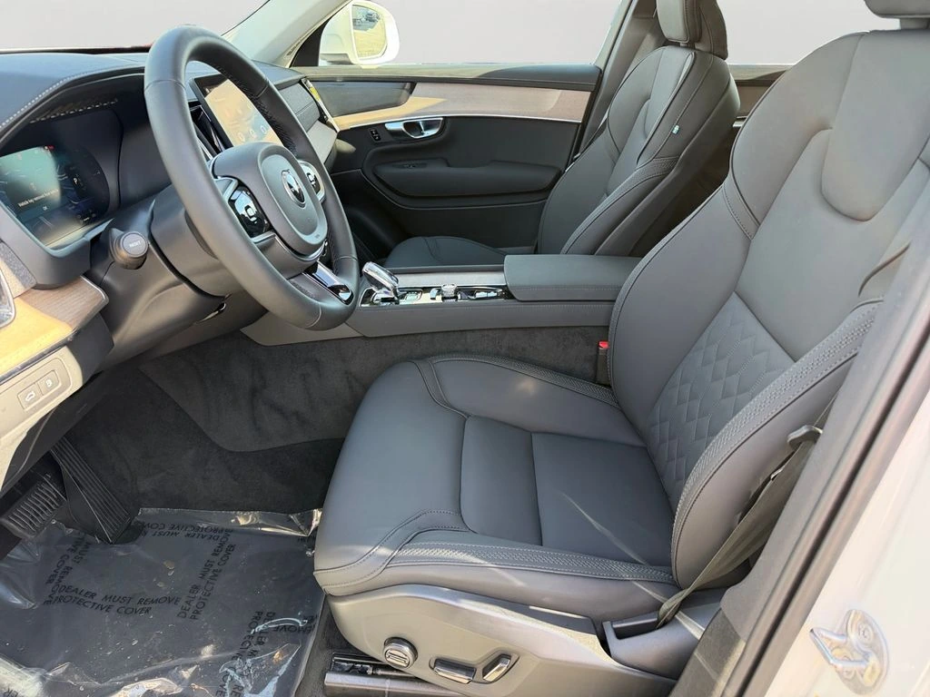 2025 Volvo - image 16