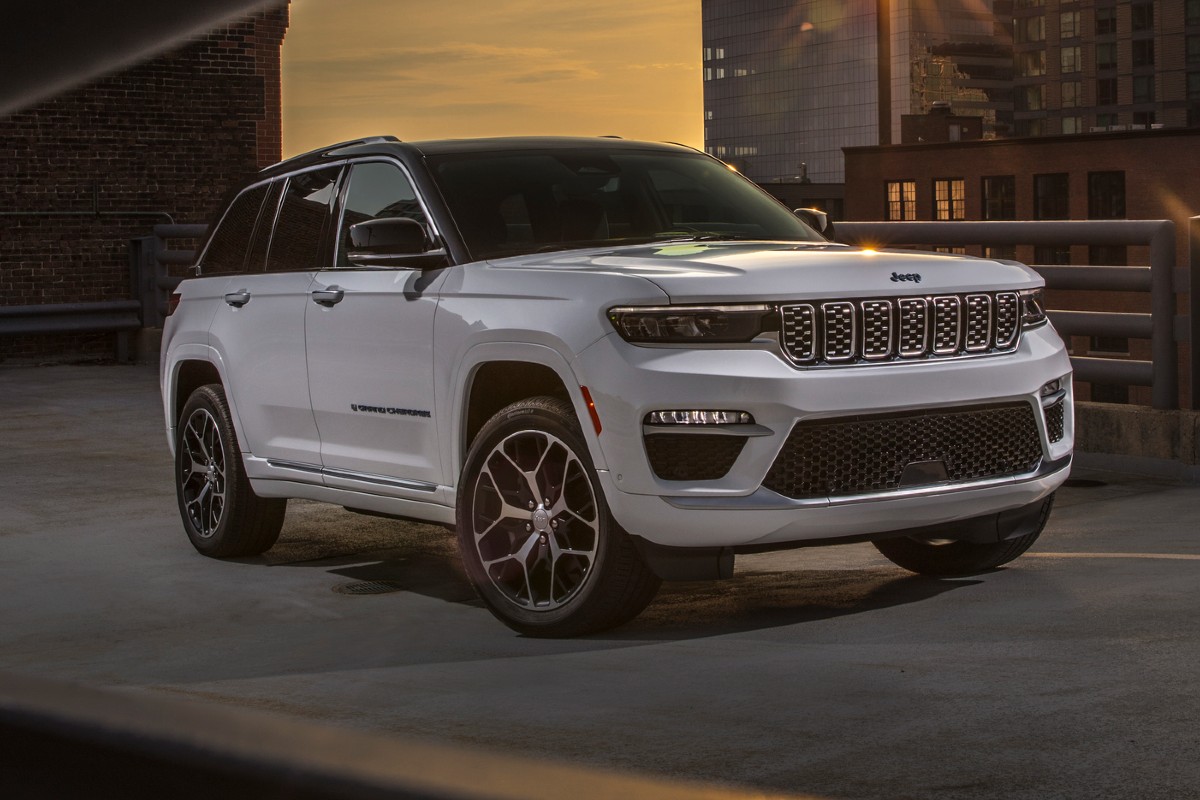 2025 Jeep Grand Cherokee 4xe Exterior Passenger Side Front Angle