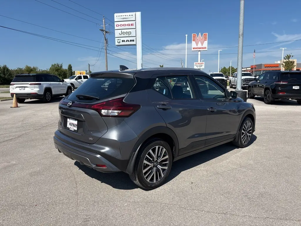 2022 Nissan Kicks SV photo 2