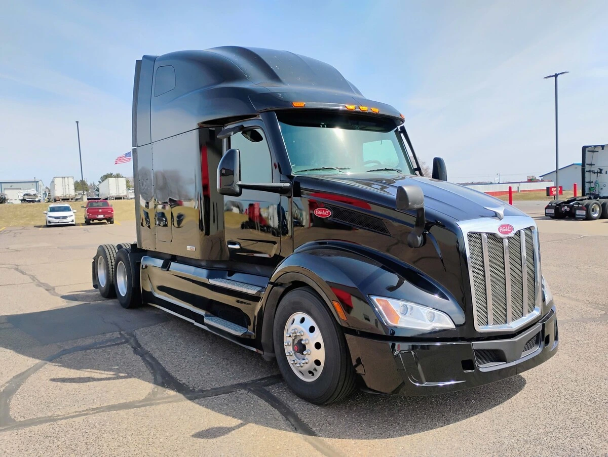 2023 Peterbilt 579 - image 3