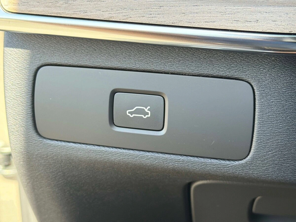 2026 Volvo - image 32