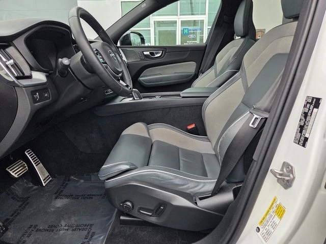 2022 Volvo - image 11