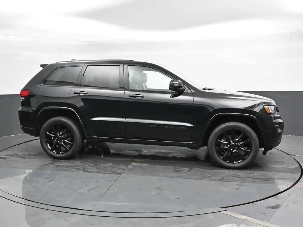 2019 Jeep Grand Cherokee Altitude photo 3