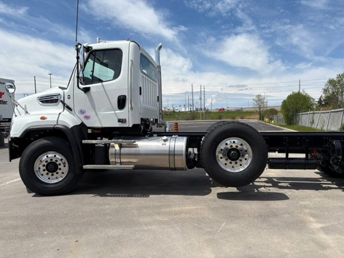 2027 Freightliner 114SD — photo 3