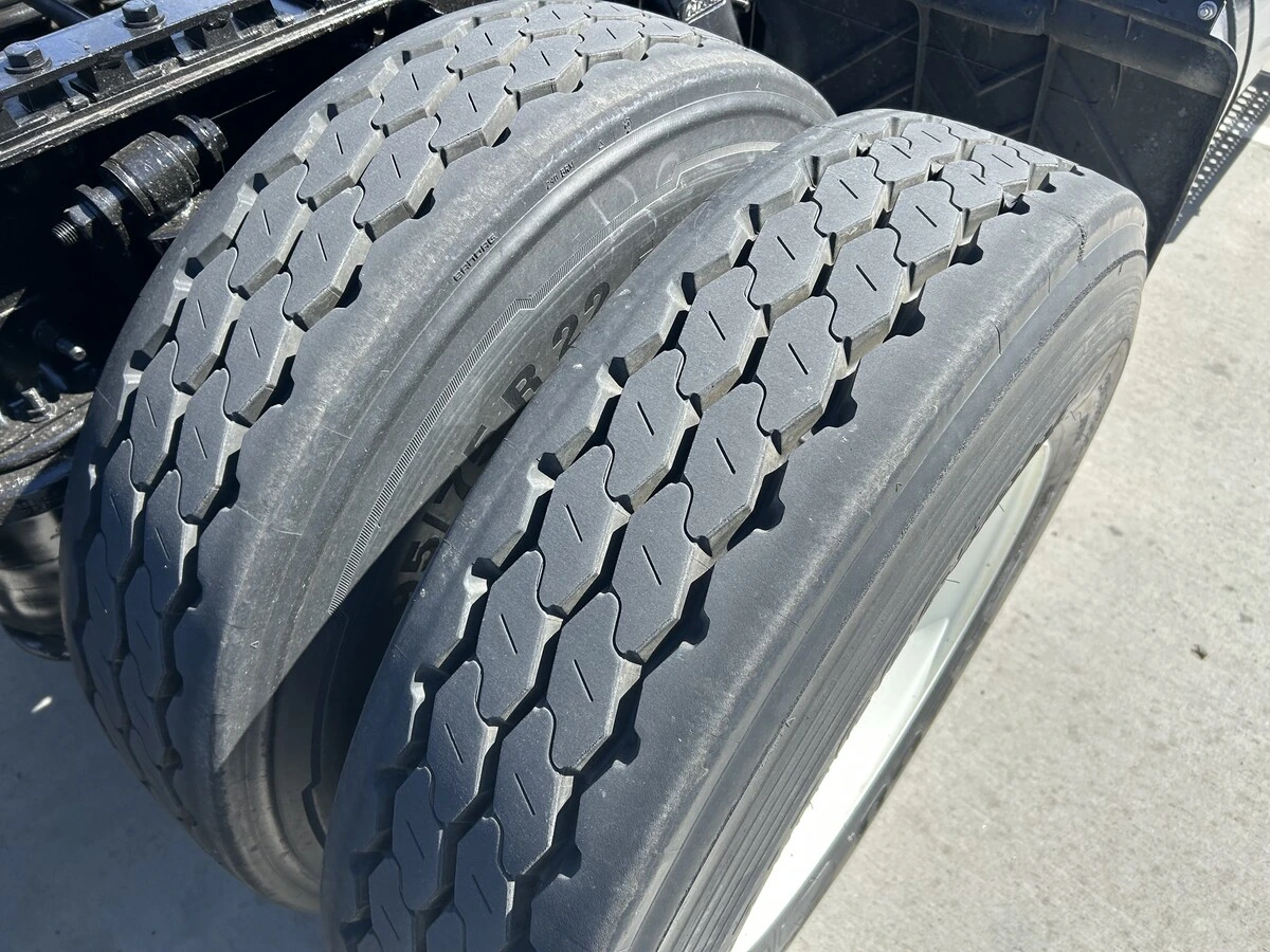 2016 Freightliner Cascadia - image 6