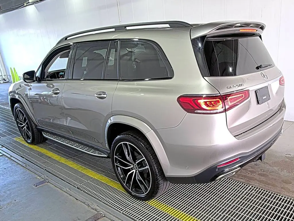 2023 Mercedes Benz GLS 580 4MATIC photo 3