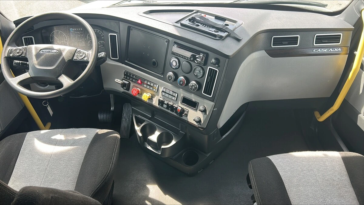 2022 Freightliner Cascadia - image 3