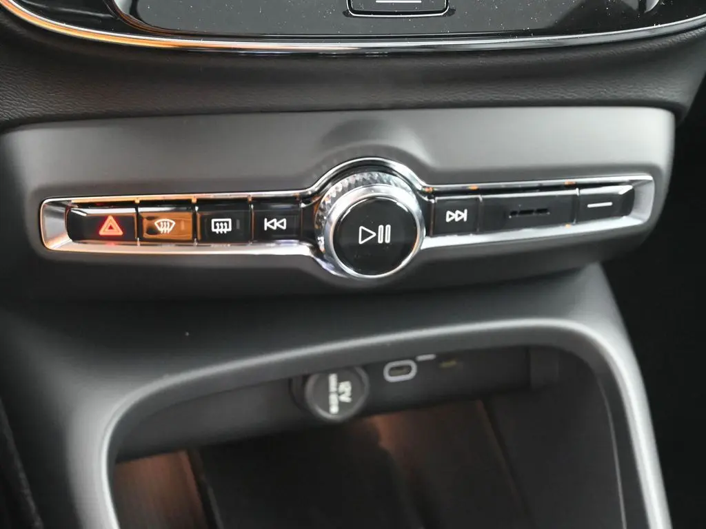 2025 Volvo - image 15