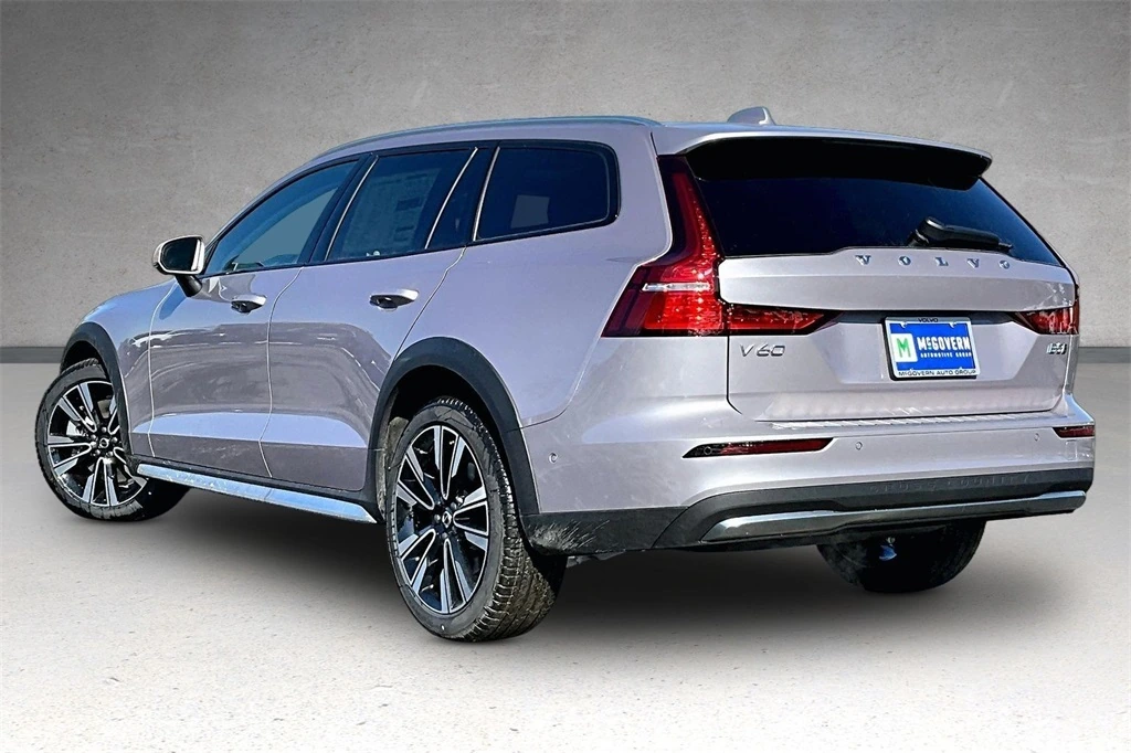 2026 Volvo - image 3