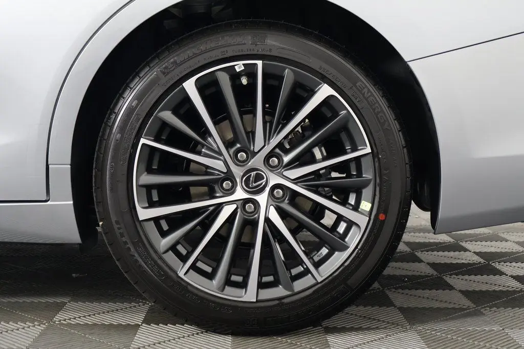2025 Lexus ES 300h photo 9