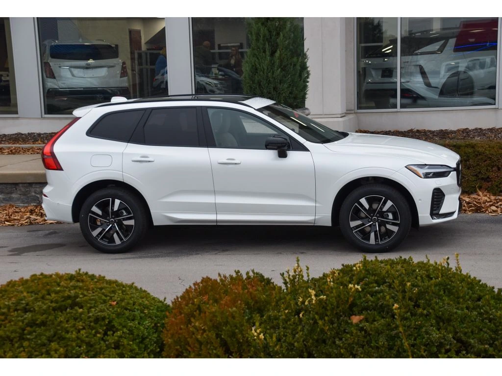 2026 Volvo - image 3