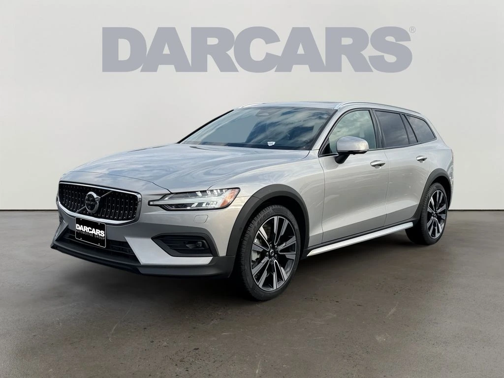2025 Volvo - image 3