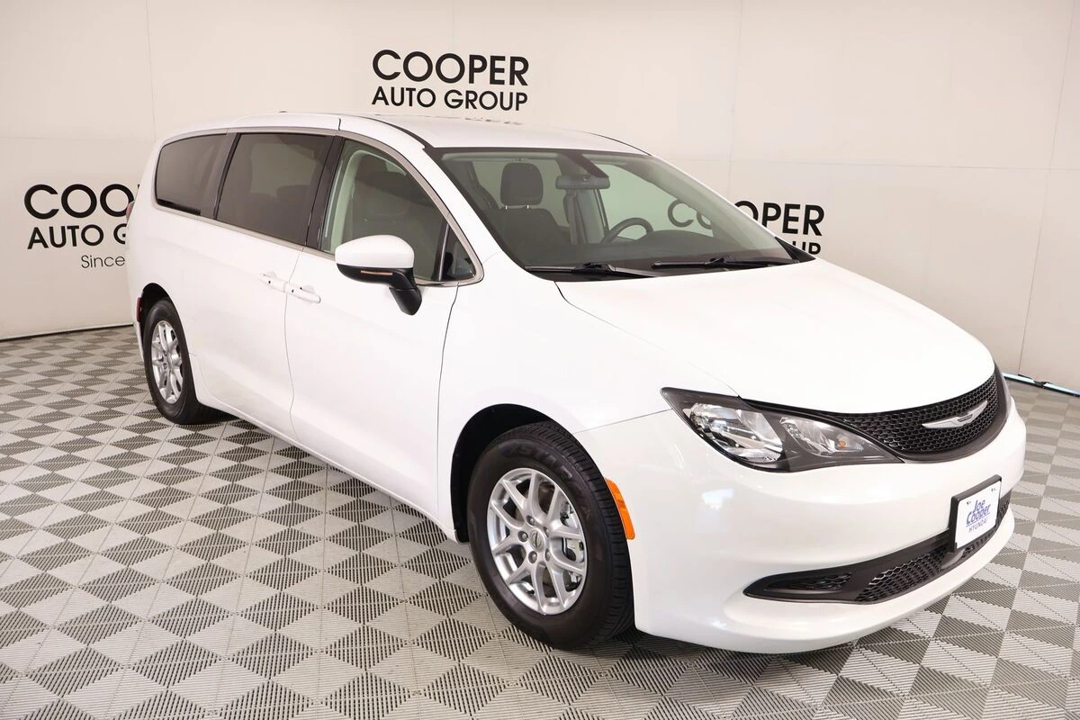 2022 Chrysler Voyager's photo